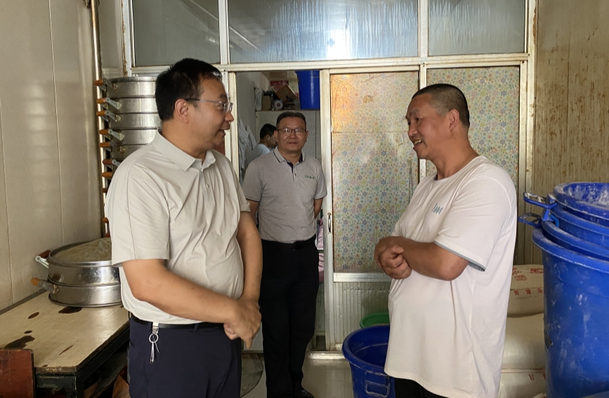 校党委常委、副校长马玉堂与学生家长交流。学校供图