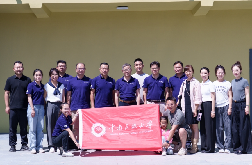 家访队与校友在阿拉善种树植心生态文明实践教育中心合影。学校供图