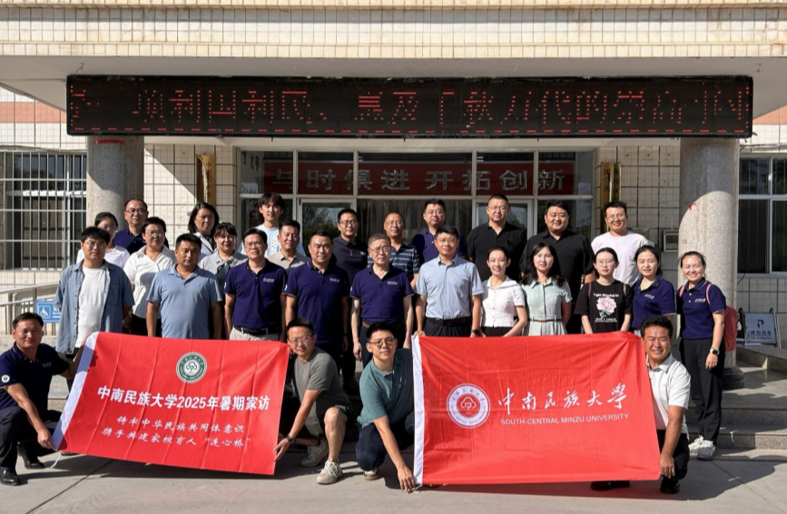 宁夏家访队伍与学生及家长合影。学校供图