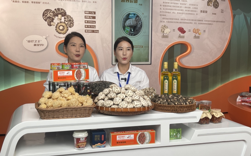 主播在直播售賣香菇和相關產品。周倩文攝