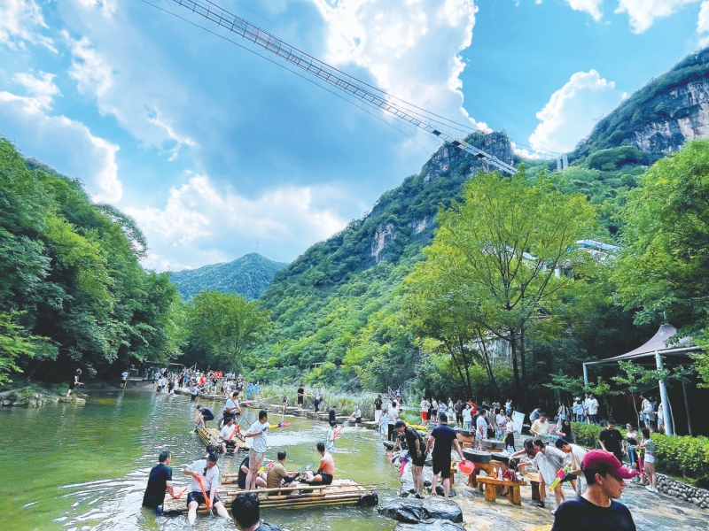 圖為鄖西縣五龍河景區人流如潮。肖燕攝