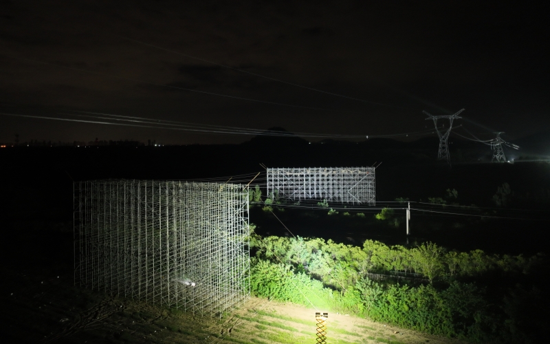 近日夜间，湖北汉川电厂四期500千伏送出工程，湖北送变电公司跨越沪汉蓉高铁跨越架封网作业。