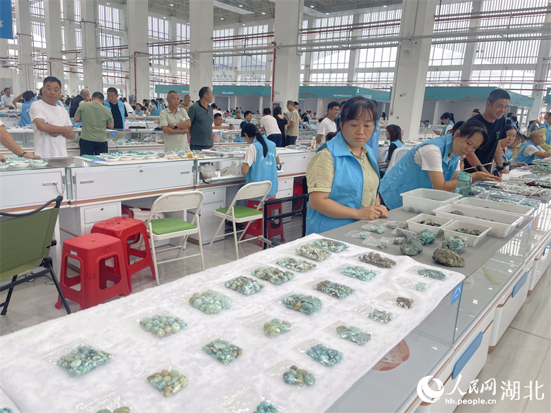 国际珠宝交易中心里的商家正在售卖绿松石。人民网记者 周倩文摄