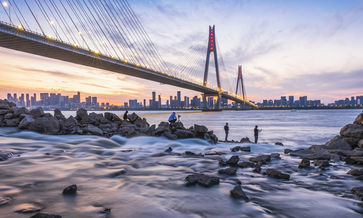 《江边拍摄》吴巨安 摄