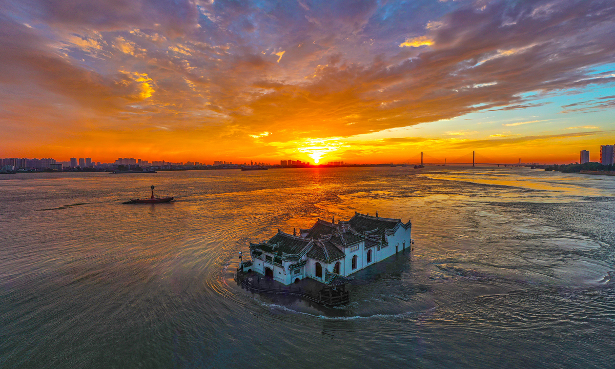 《波涛中的观音阁》汪涌 摄