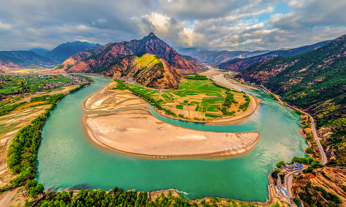 《长江第一湾》黄波 摄