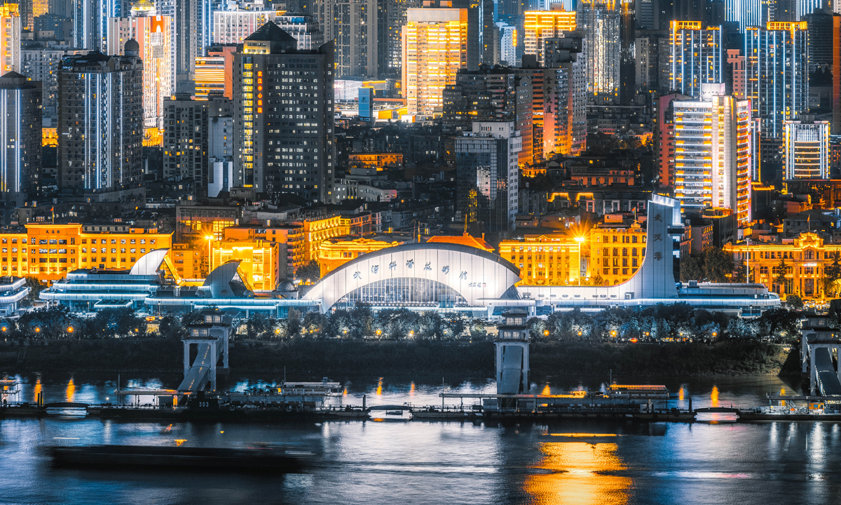 《来自武汉的赛博朋克》邓炅珩 摄