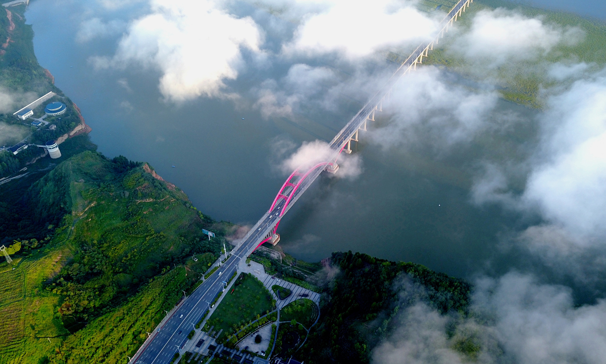 《云雾缭绕的汉江》曹忠宏 摄