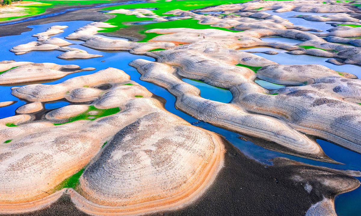 《多彩翡翠湖》喻俊 摄