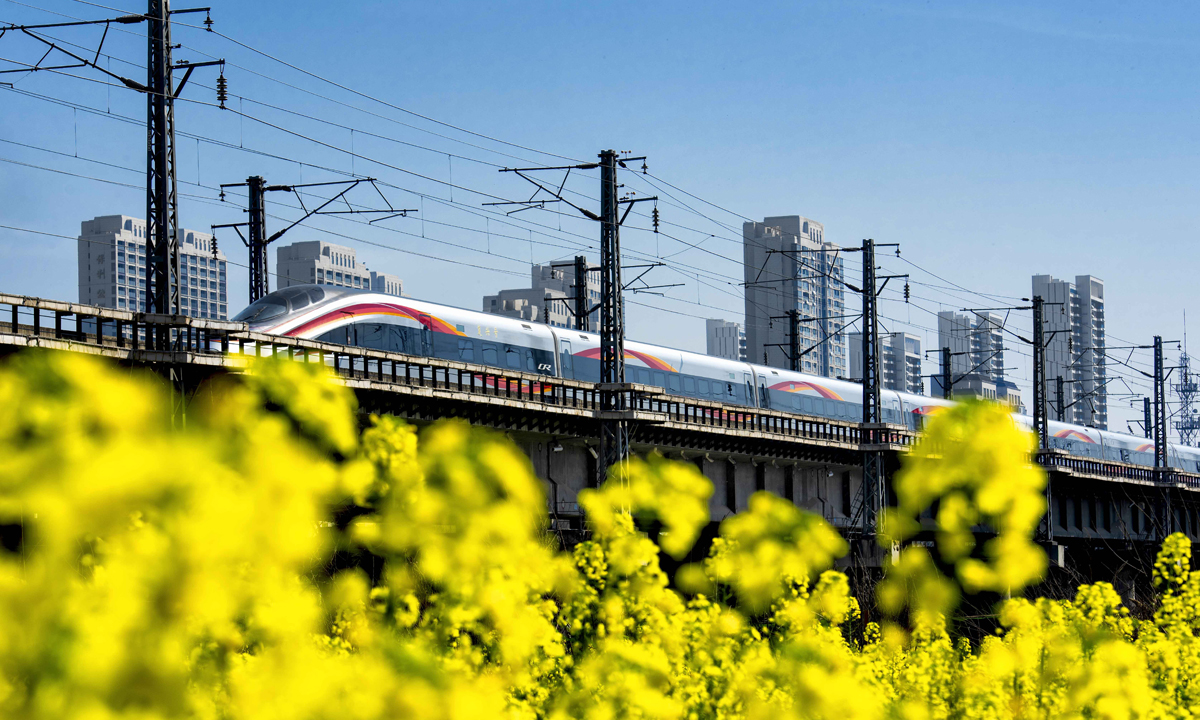 《动车从我家门过》李长松 摄