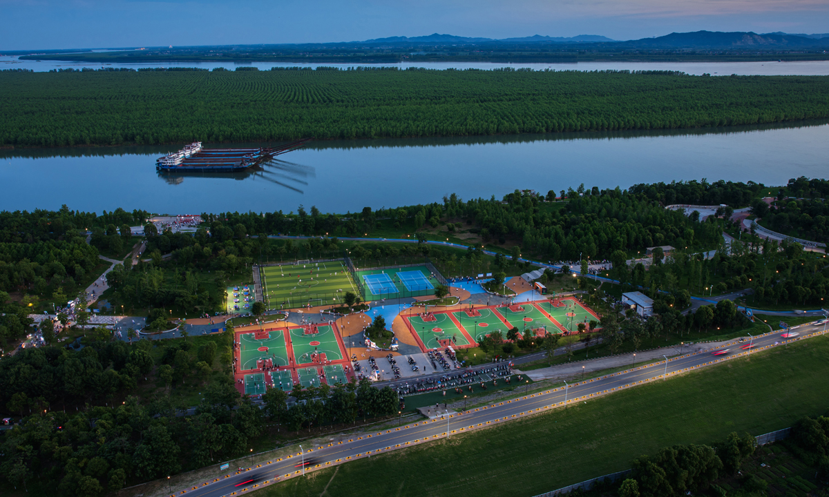 《夜话长江》吴天平 摄