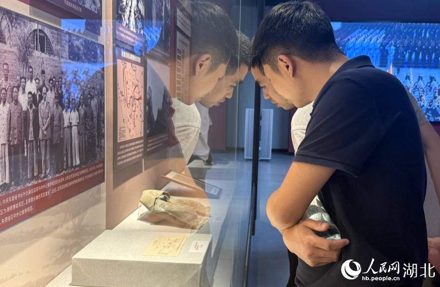 觀眾正在參觀“砥柱中原——湖北抗戰文物主題聯展”。人民網記者 周恬攝