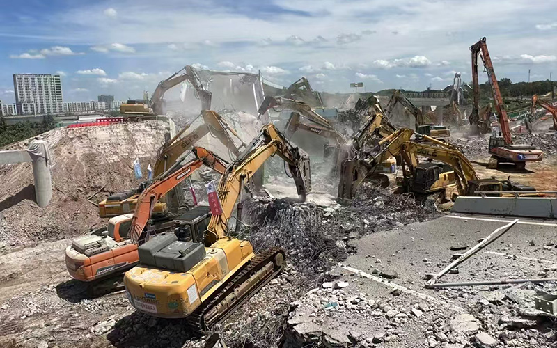 汉宜改扩建项目九座跨线天桥同时拆现场。周鑫摄