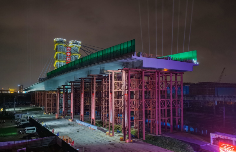 转体前的大桥。周鑫摄