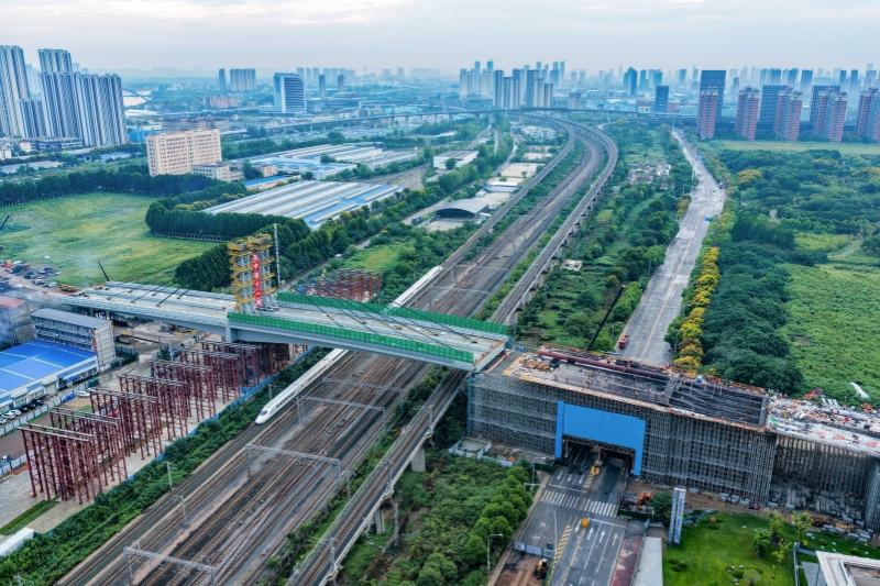 列车在转体后的大桥下经过。周鑫摄