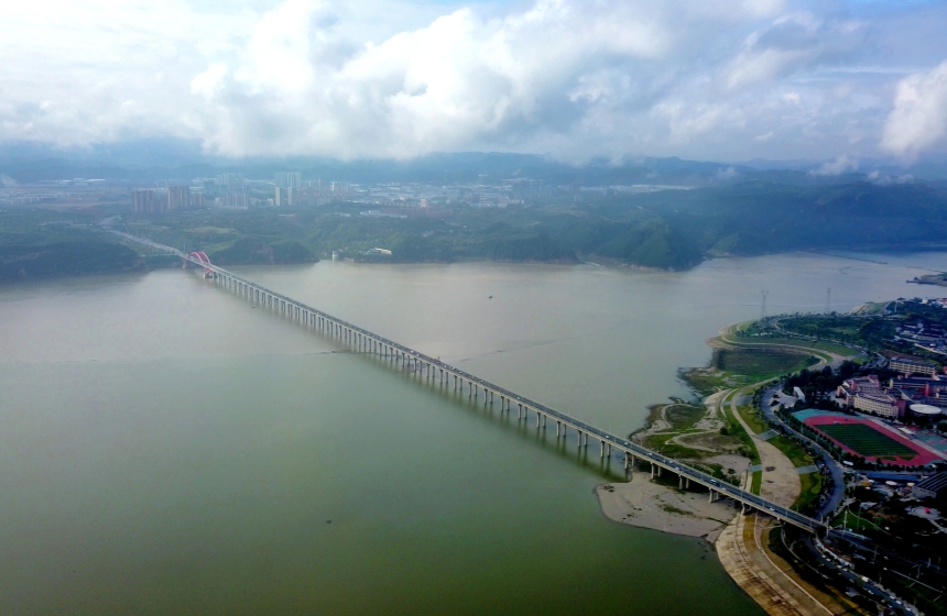 2025年9月13日拍攝的南水北調丹江口庫區鄖陽段漢江水域。