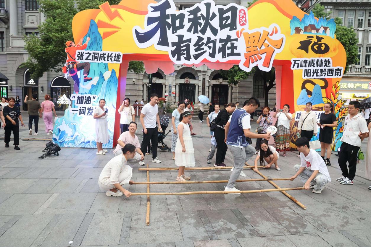 现场观众体验苗族竹竿舞