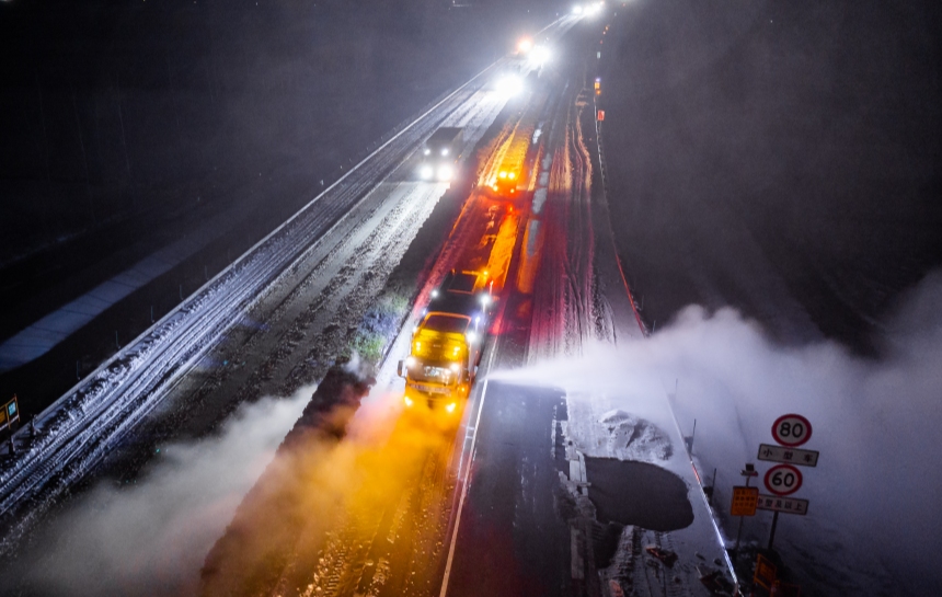 面对历史罕见的低温雨雪冰冻灾害，湖北交投集团投用航空涡扇热吹雪车保障京港澳高速畅通。湖北交投集团供图