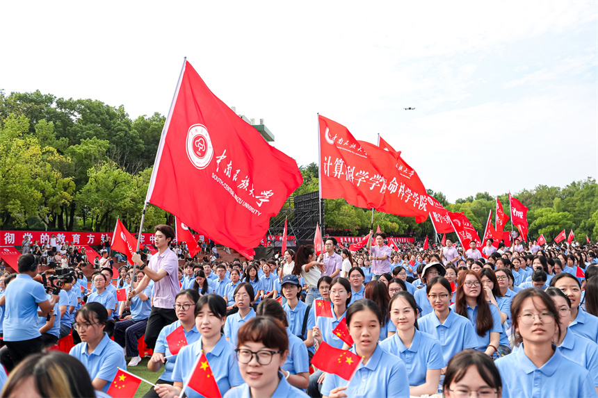 舞動的旗幟。學校供圖