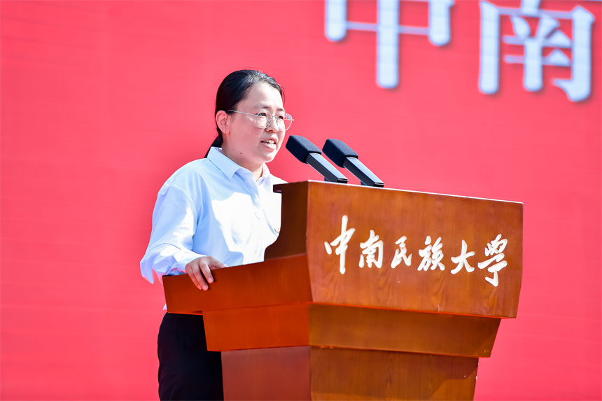 周雪妹發言。學校供圖