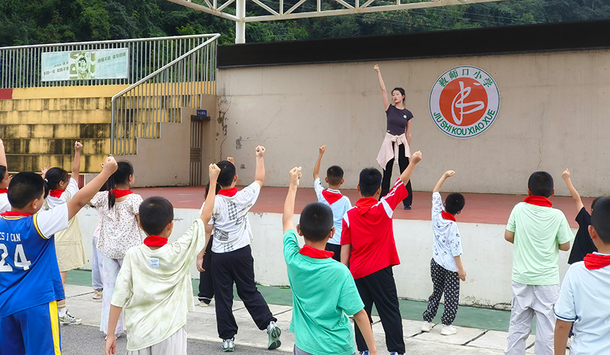 武汉工商学院师生团队赴乡村小学开展美育支教活动【4】