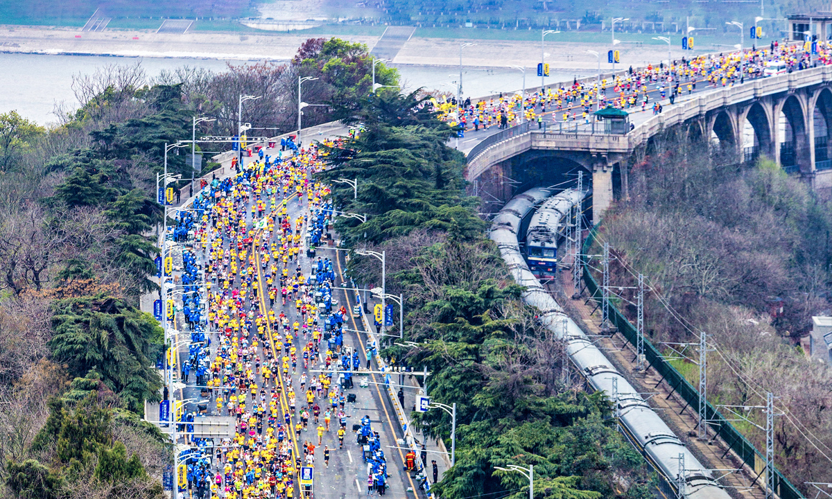 《 奔跑的汉马与奔驰的列车同框》张烈文 摄