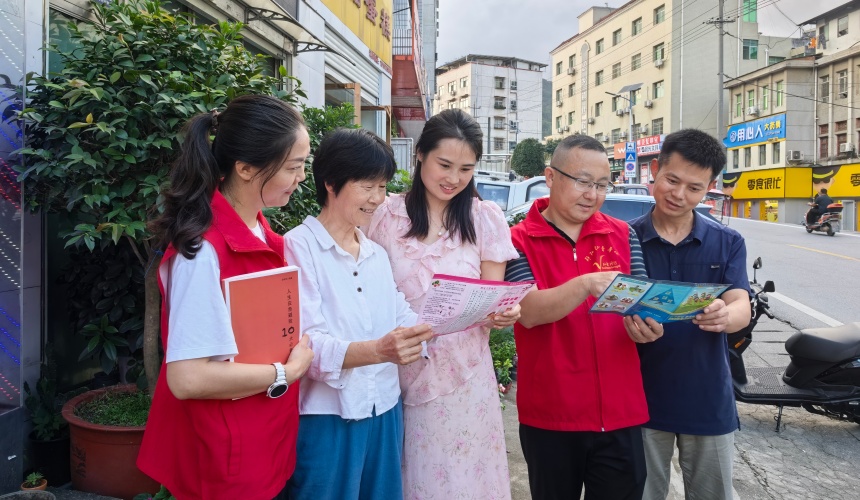 发放科普手册。蒙静摄