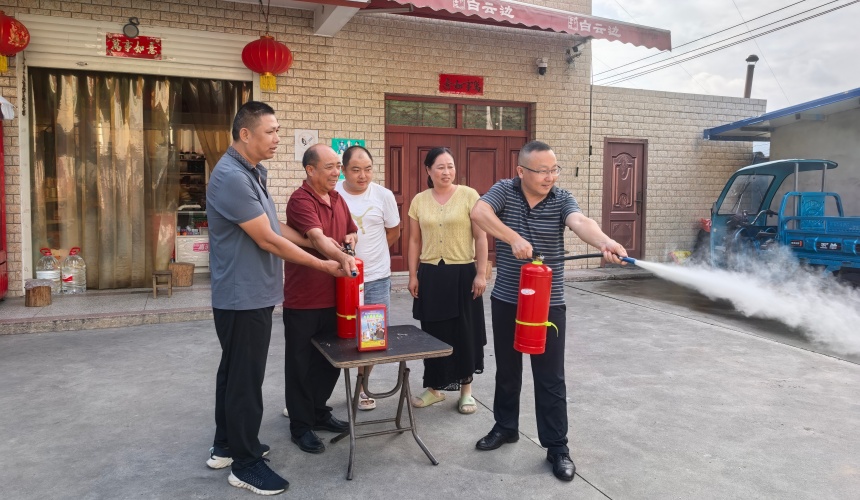 科普队员张德锋指导零售客户正确使用灭火器。易利华摄