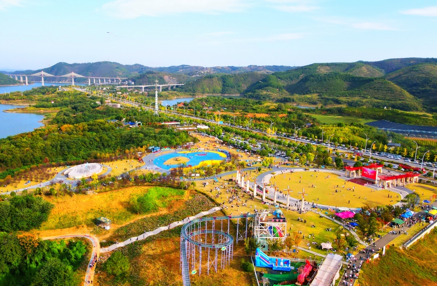 鄖陽區同心廣場游人如織。李尚菲攝