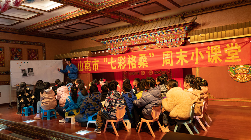 “七彩格桑”周末小课堂活动。学校供图