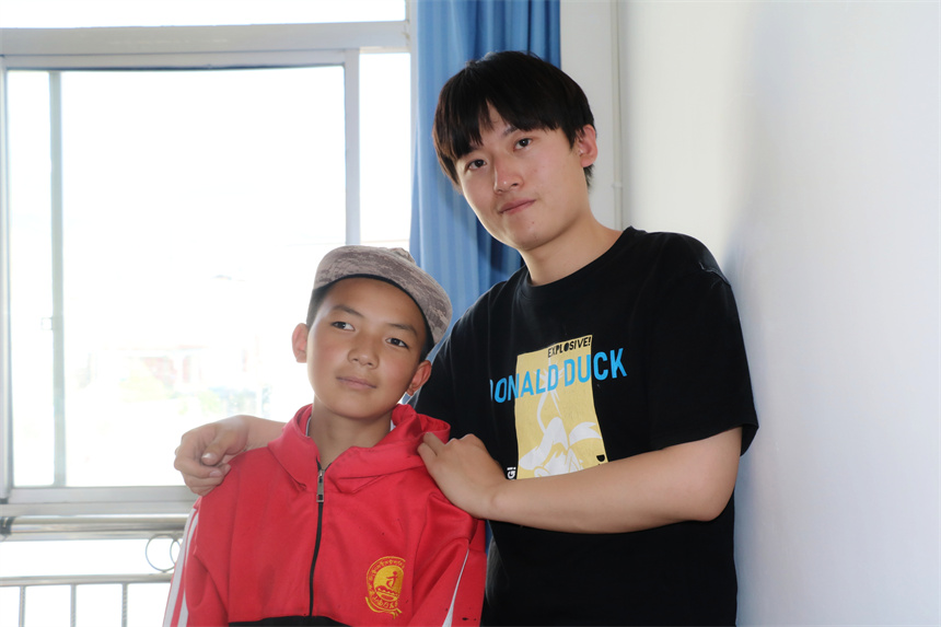 5年前刘相在支教地与多吉朗杰合影。学校供图