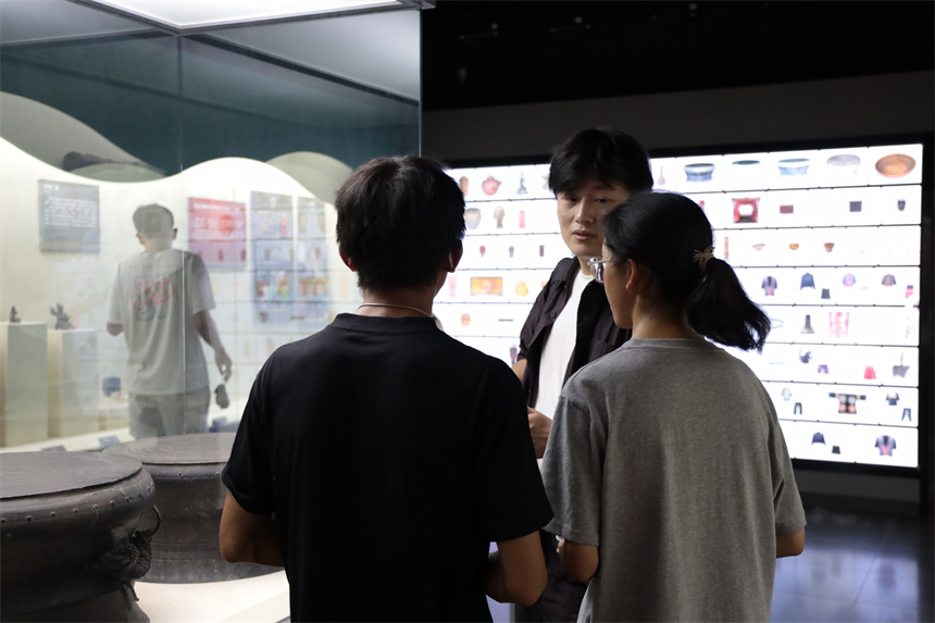 参观学校民族学博物馆。学校供图