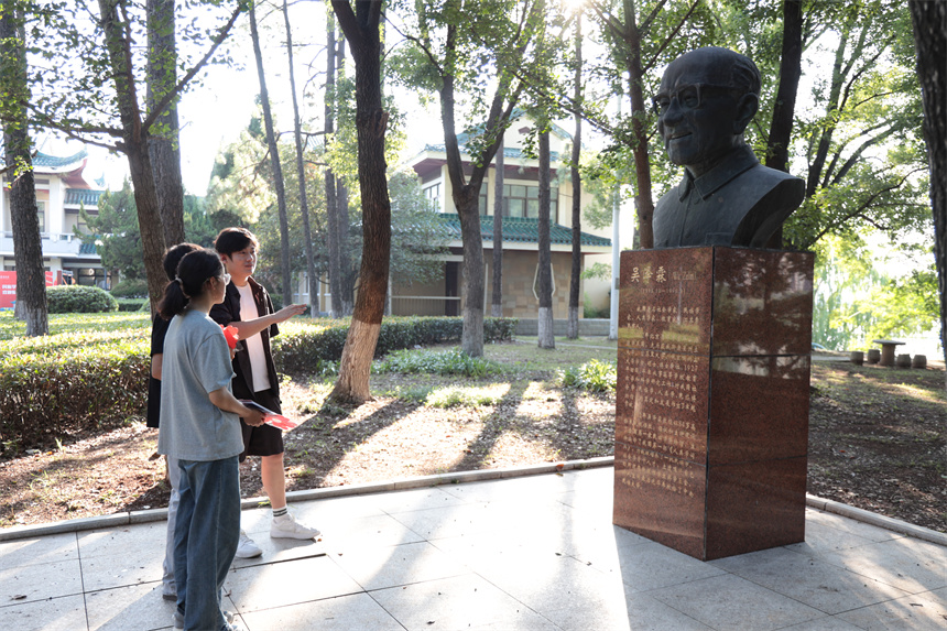 刘相向两位同学介绍吴泽霖的故事。学校供图
