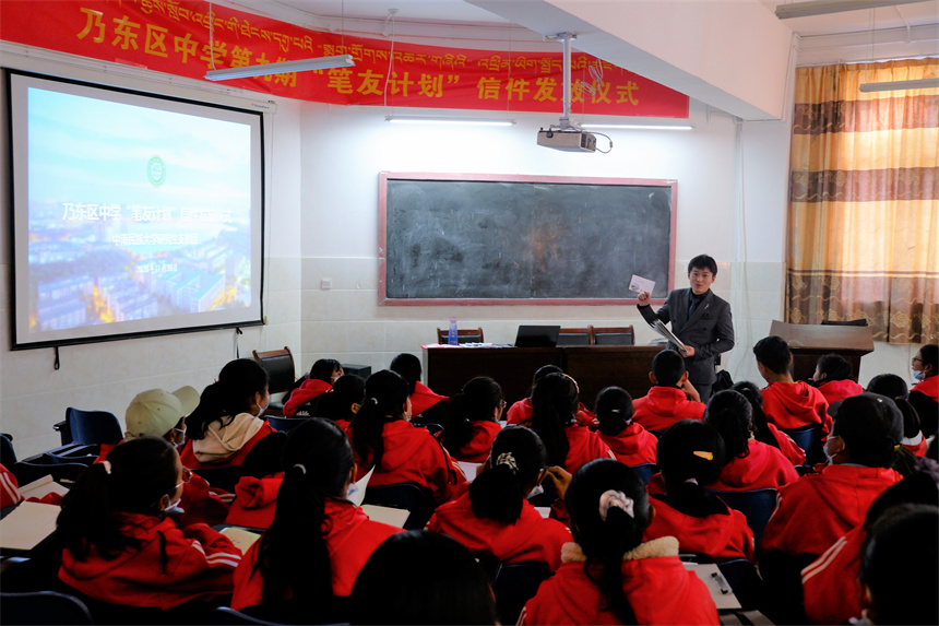 刘相向同学们介绍笔友计划。学校供图