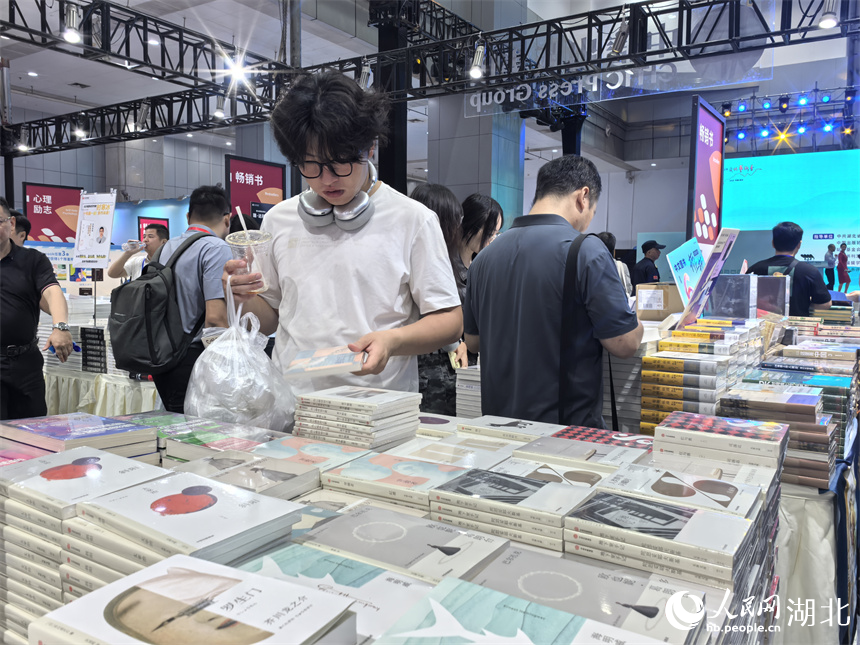 市民正在選購。人民網記者 周雯攝