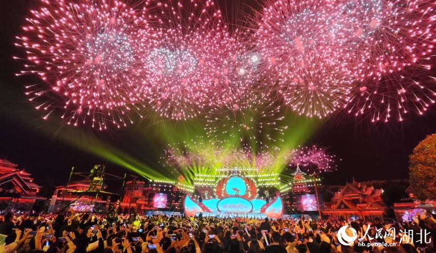 第二届楚文化节开幕式上演了一场跨越古今、融汇中外的楚文化盛会。人民网记者 王郭骥摄