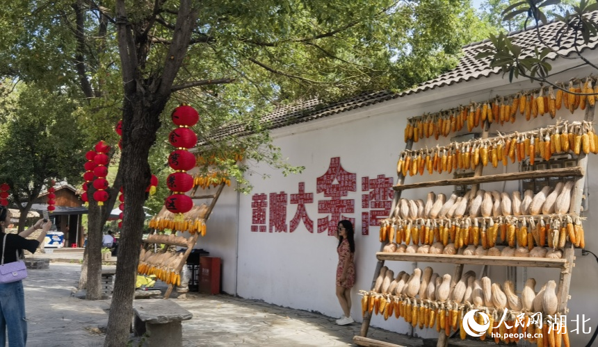 晒秋台上“可触摸的丰收”，成为游客打卡体验的民俗风景。人民网记者 郭婷婷摄