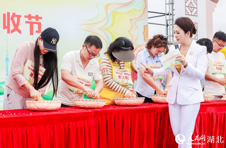 “金玉滿堂”玉米脫粒擂台賽上，武漢七大農業區域代表比拼90秒徒手剝玉米。人民網記者 郭婷婷