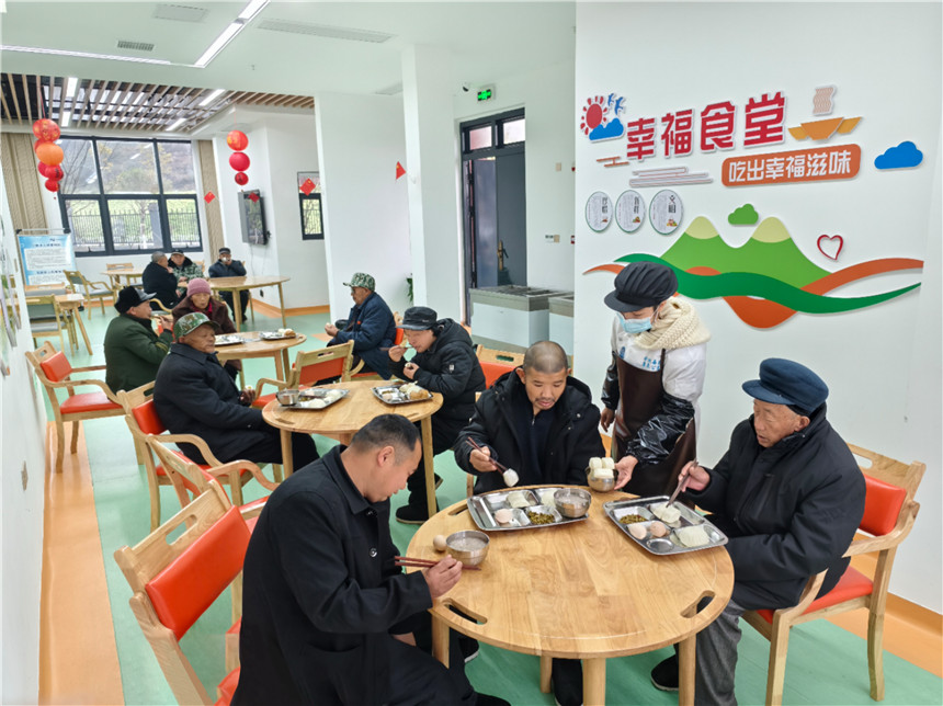 來鳳縣以“五共”工作法，因地制宜打造本土“康來樂”幸福食堂品牌。