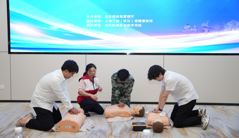 湖北省红十字会优秀讲师汪艳带领学生学习心肺复舒动作要领。