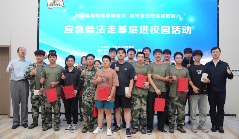 部分参与活动学生合影。