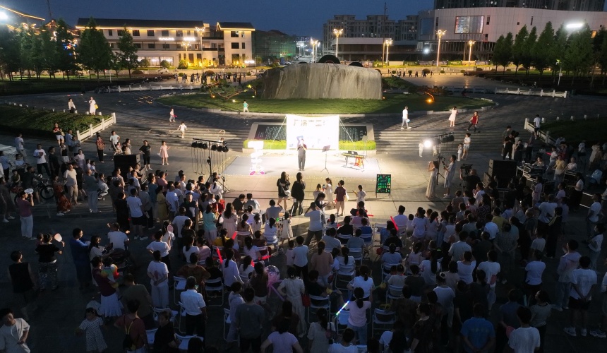 當夜幕降臨，武穴的各大熱門地標瞬間被點亮，煥發出蓬勃的活力。
