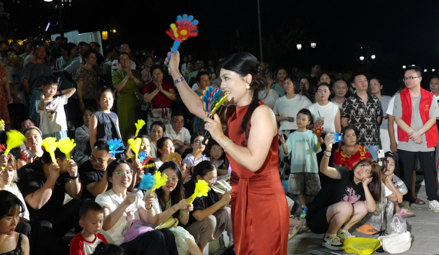 當夜幕降臨，武穴的各大熱門地標瞬間被點亮，煥發出蓬勃的活力。