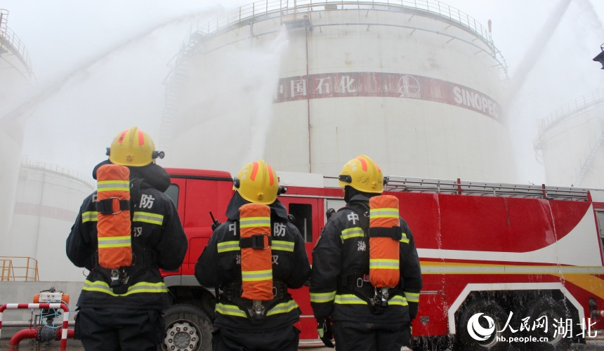 湖北举行石油化工灾害事故灭火救援实战演练