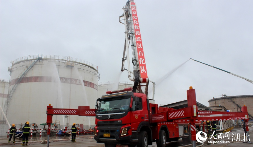 高噴車從高處對儲罐進行噴水冷卻。人民網記者 張沛攝