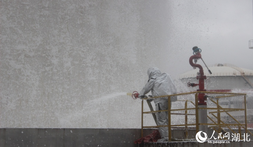 消防救援人員利用泡沫滅火。人民網記者 張沛攝