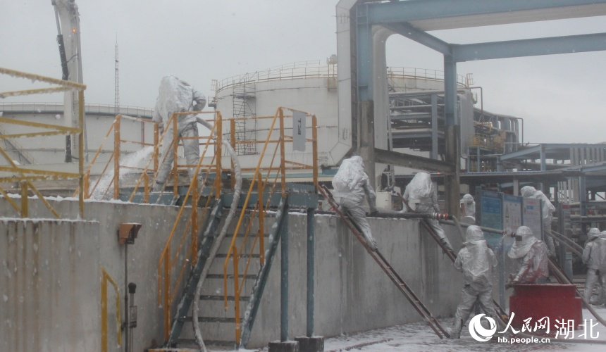 消防救援人員利用泡沫滅火。人民網記者 張沛攝