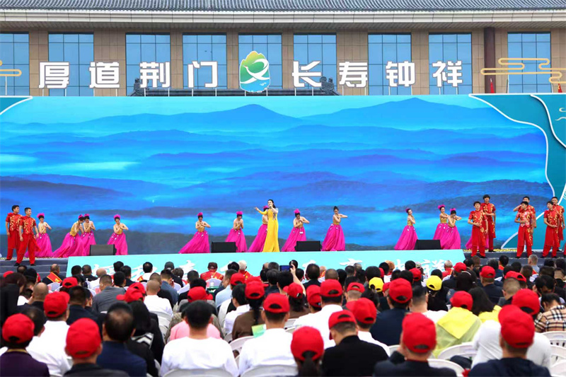 開幕式上藝術家用歌舞表演推介鐘祥。鐘國慶攝