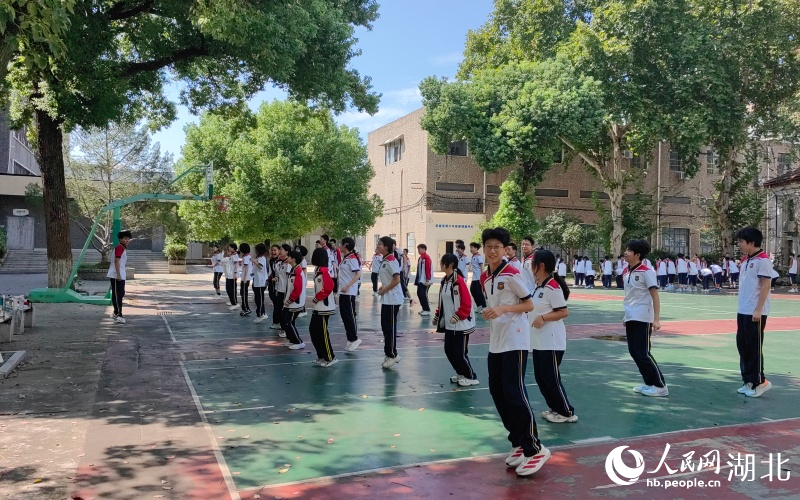 武汉学校把“健康第一”原则落到实处。人民网记者 郭婷婷