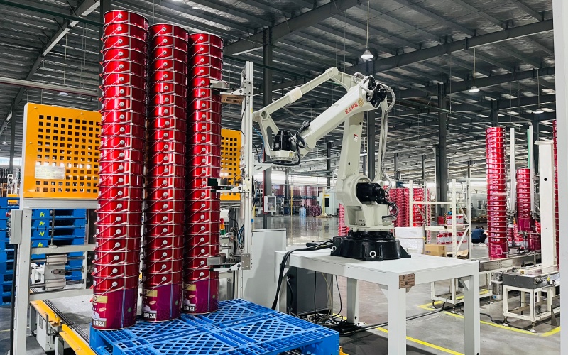 华源包装制罐生产线机器人自动打包。杨思摄